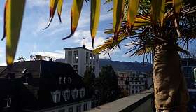 Hotel-Dachterrasse mit Bergpanorama