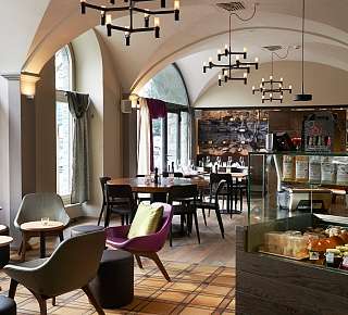 Tische und Stühle in der Bellini Lounge in Luzern