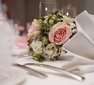 Eine Rose auf dem Banketttisch im Hotel Continental Park