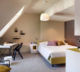 Bett in der Lifestyle Familien Suite im Hotel Continental Luzern
