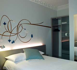 Bett im Design Einzelzimmer im Hotel Continental Park in Luzern